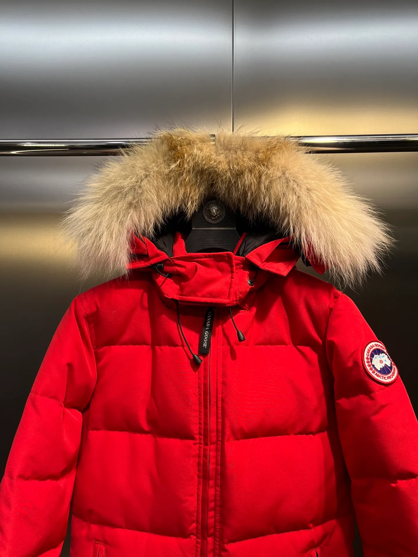 P860 Canada Goose Canada # Expedition04 Parker, a treasure of Canadian origin! Limited supply worldwide! Canada Goose Model 04 is a top-notch couple model, polar cold-proof outdoor series fur collar detachable hooded parka down jacket, the first Goose in 2024. I hope my partners like the top quality, and I hope everyone can evaluate it together! The most popular cool items of the Big Goose family in 2024 are online. The same popular product of Yi Yang Qianxi is said to be a joint limited edition Big Goose that cannot be bought in autumn and winter. If you dislike the sameness of the Big Goose in the past, then this model will definitely give you a different experience! This year's most powerful couple's collection for autumn and winter is online, a top-notch luxurious ready-to-wear style, paired with an outdoor warm down jacket with great style and charm! The most standard and classic items of the Daye family in the past two years are equipped with unique reflective stripes for embellishment, which further shows the high-end fashion performance effect. With the embellishment of hardware buckles, it has excellent performance effect. The upper body is clean, simple and elegant, even for urban leisure. It is suitable for various occasions. Designed with large pockets, this model has a large capacity and is equipped with reflective stripes, making it safer at night. It is suitable for various adventure activities. It is made of windproof and waterproof technical materials. The interior is filled with full white duck down, which is absolutely cold-proof and warm. It also has a stand-up collar design and fine fluff at the collar, with meticulous attention to detail! The charm of this model is also more spiritual, and the upper body has more temperament and specifications. It perfectly shows the ultra-high standard of fashionable performance of this model, integrating outdoor and life, and you can even create high-street wear! The most pinnacle limited-edition goose that we have presented so far, both in terms of design and detailed materials, it is completely outstanding. The grand and evergreen version design is matched with cool reflective elements. The overall appearance can be said to be quite high, and it has that kind of powerful outdoor performance! It combines high-end casual attributes with high-street style. It is high-grade, domineering, warm, and beautiful. The visibility of the upper body is quite strong, and the configuration of the owl element is highly brand-recognizable. It fully complements the overall brand performance and visual effects, and also has the high-end sense of fashion and fashionable performance. It is a must-buy product because it is the most awesome down brand on the planet and one of Canada's three national treasure brands. It is also a sentimental down luxury brand. In the field of polar cold-proof clothing, Goose has made an irreplaceable contribution... Size: xs s m l xl